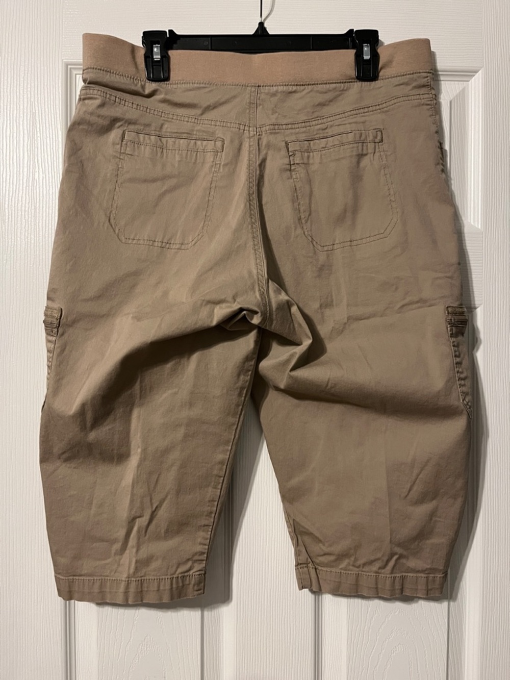 Women’s Lee Cargo Capri pants in Khaki - Picture 3 of 4